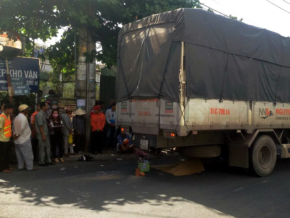 Cô gái bị xe tải cán phải khi va chạm với chiếc xe container.